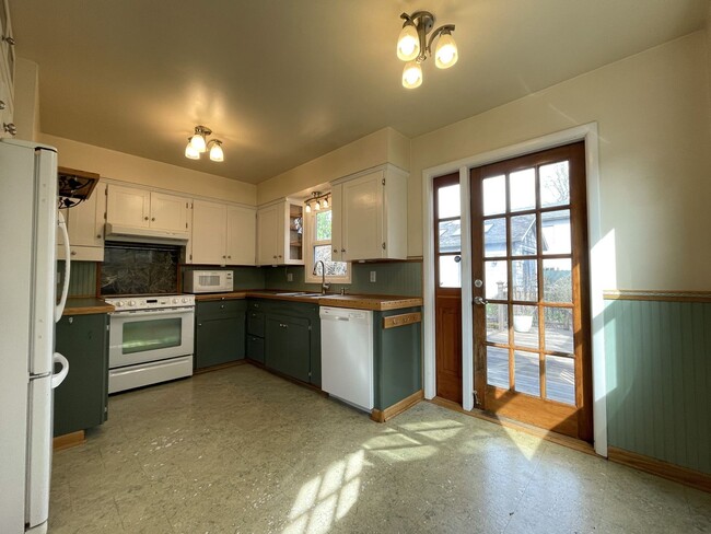 Photo - Charming Sellwood Bungalow with Nice Shed, Washer/Dryer, Fenced Yard