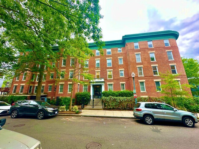 Great 2 bed 1 bath in Eckington/Bloomingda... - Great 2 bed 1 bath in Eckington/Bloomingda... Condo Unit 303