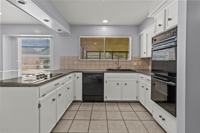 Photo - 2202 Colonial Ct N