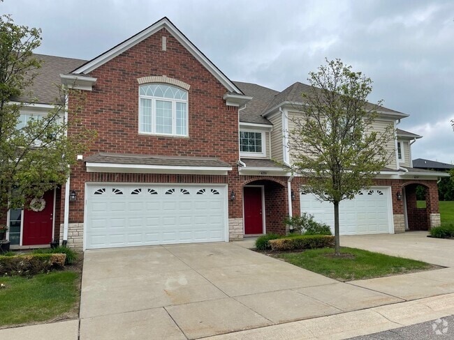 Building Photo - 3 Bedroom, 2 1/2 Bath, Townhouse w/ 2-Car ...