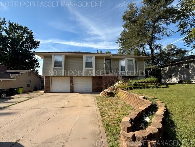 Building Photo - 4 bed, 3 bath, spacious home available now!