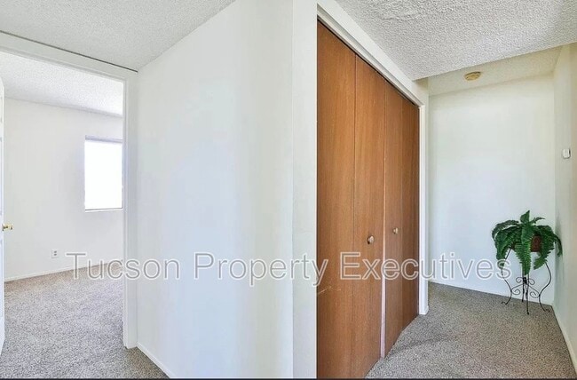 Photo - 902 E Elm St