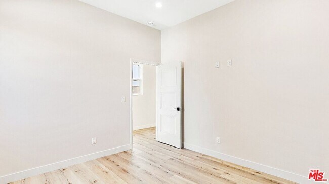 Photo - 16698 Moorpark St
