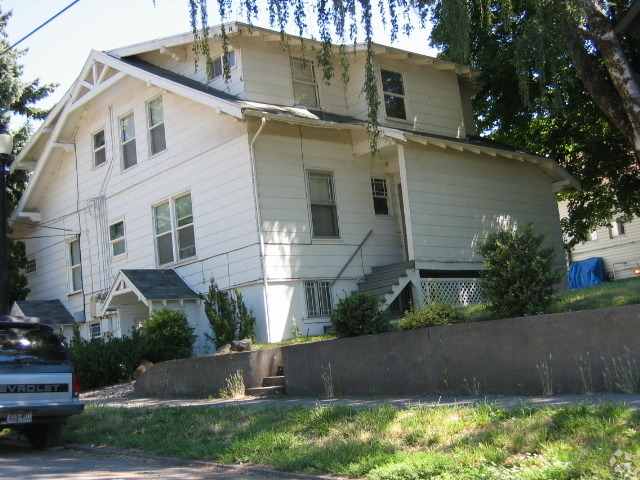 Building Photo - 862 NE A St Unit 860 NE A Street Rental