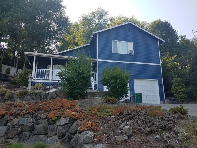 Building Photo - Ridgetop / Island Lake home located in a c...