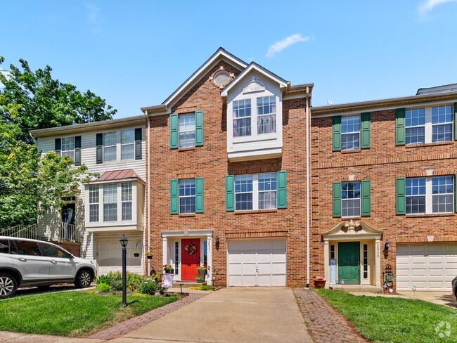 Building Photo - Elegant Colonial Townhome Living in Histor...