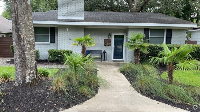 Building Photo - Charming All-Brick 2 Bedroom, 2 Bath Home ...