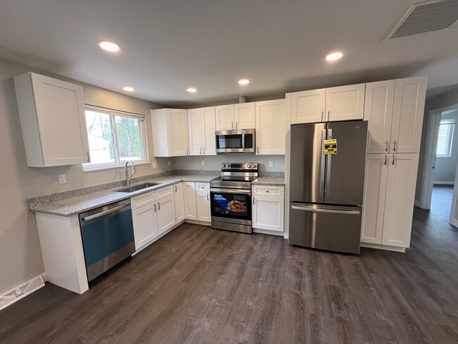 Kitchen - 425 S Oak St