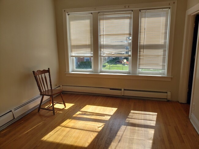 Photo - 9524 S Commercial Ave Unidad 2nd floor front