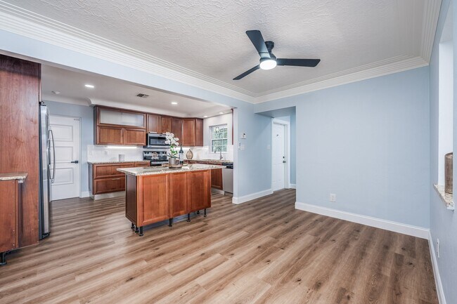 Photo - 3372 Webber St