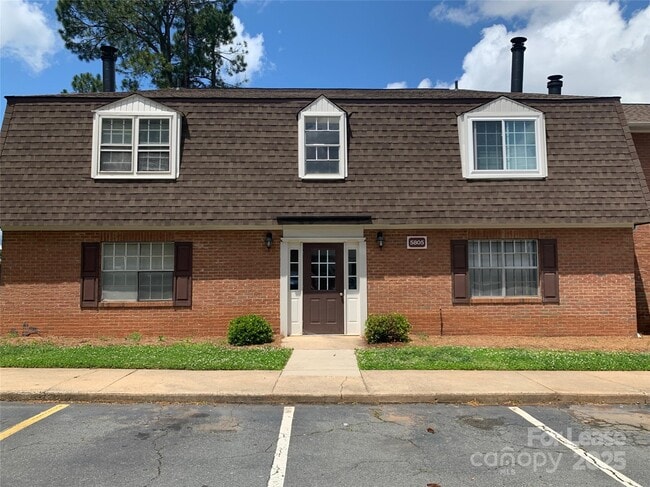 Building Photo - 5805 Hunting Ridge Ln Unit B