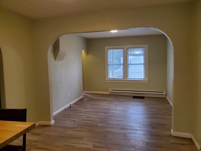 Photo - 619 20th St N