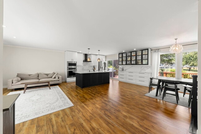 Photo - 215 Longridge Ct