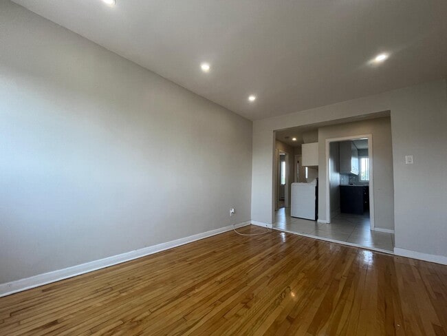 Building Photo - 9301 Av. 24e Unit 7