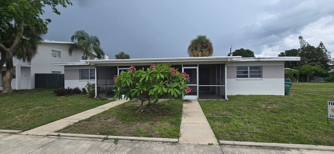 Building Photo - WR-2 Bliss Duplex Unit A - Left Side