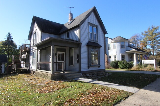 Building Photo - 19 W Crystal Lake Ave Unit 19