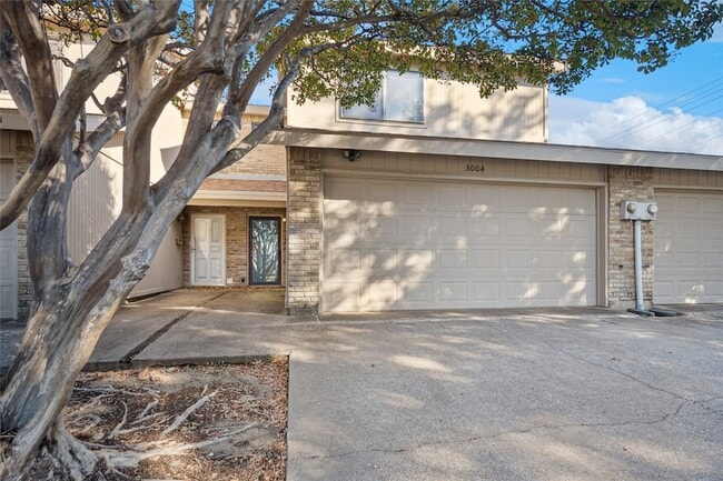 Building Photo - 3004 Eastpark Dr