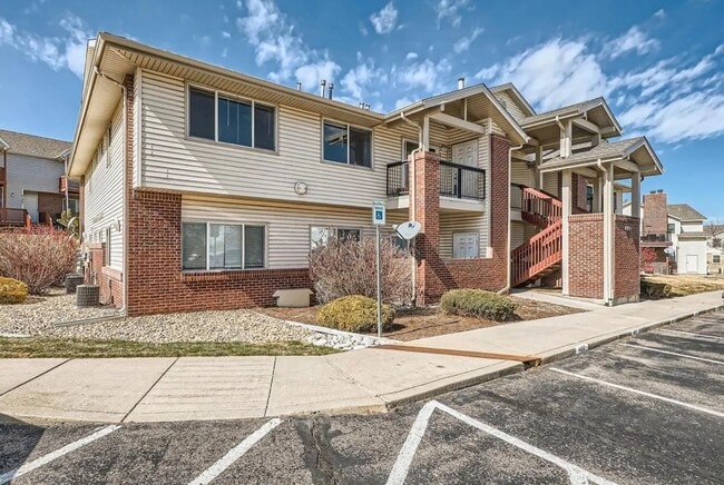 Building Photo - Updated 2 bedroom, 2 bath condo - Available now! Unit E