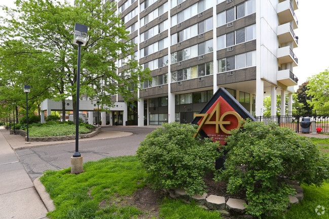 Entrada principal - 740 River Drive