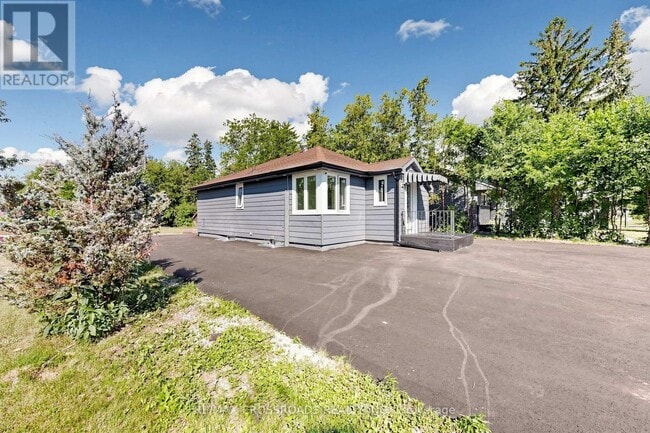 Photo - 1496 Simcoe St N