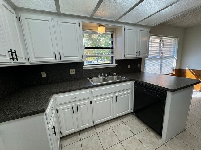 Photo - 3 bed 2 bath in Norman, West side, close to everything! cute and clean ready for move in!