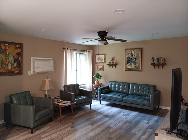 Building Photo - 54 Amberly Dr Unit G Rental