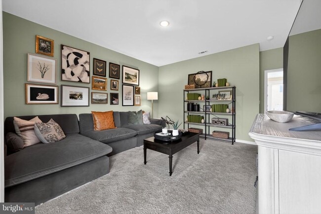 Building Photo - 44 Basswood St