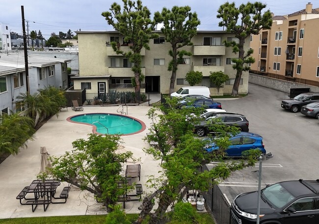 11018 Moorpark Apartments