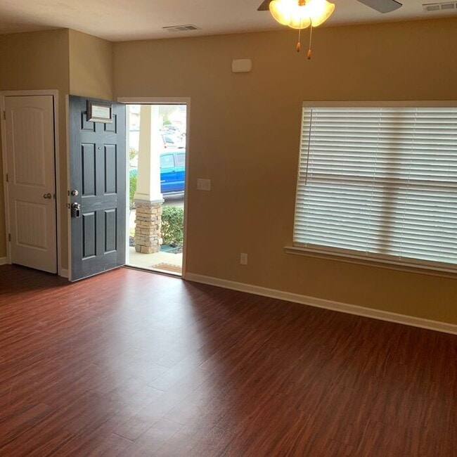 Building Photo - Townhome Condo Unit 822