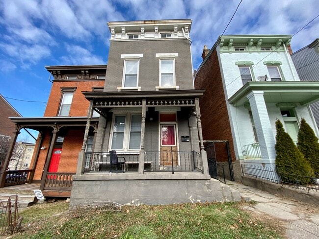 Building Photo - 7 bedroom/ 3bath Mins. from UC + Med Campu...