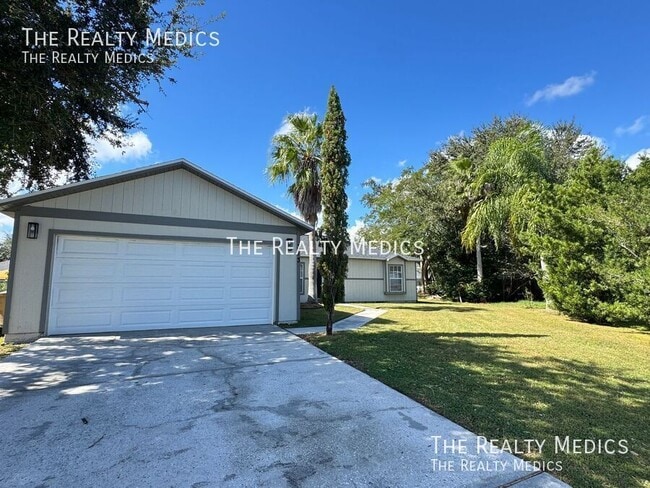 Photo - 313 Azincourt Ln