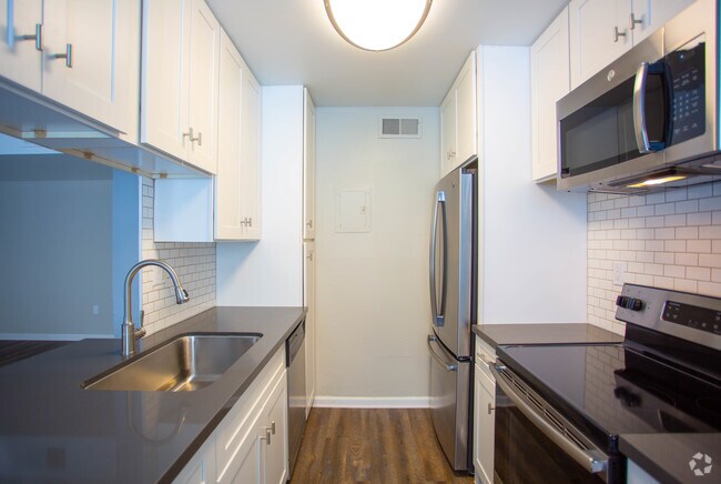 1BR, 1BA-728 SF