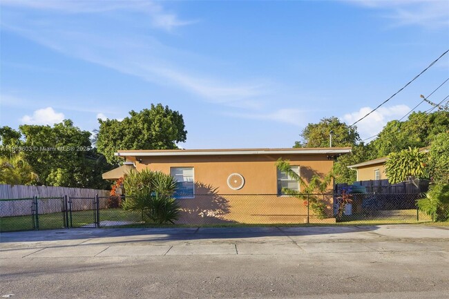 Building Photo - 2445 SW 18th St Unit 3