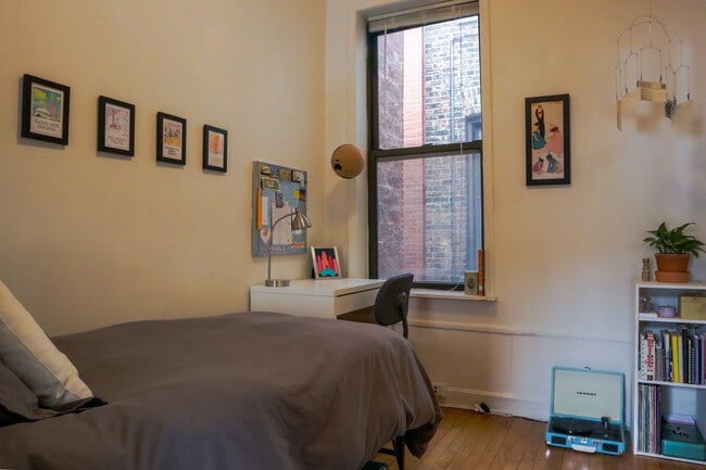 846 S Loomis Apt 3R - Bedrooms