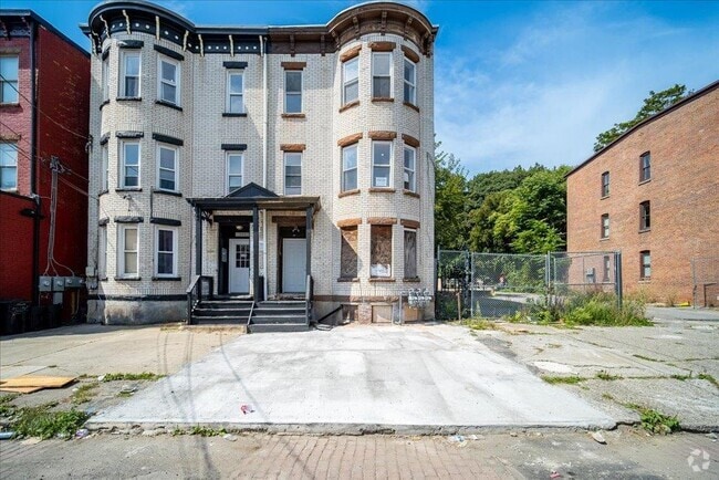 Building Photo - 347 Liberty St Rental