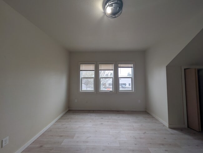 Photo - 1922 Commercial St NE