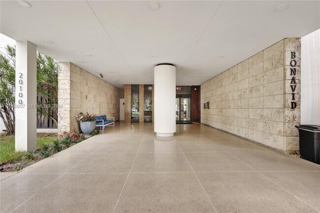 Photo - 20100 W Country Club Dr Unidad 1704