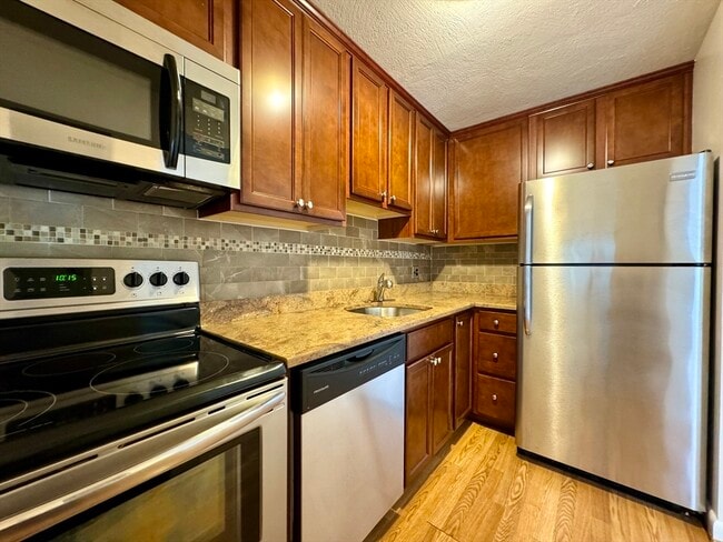 Building Photo - 96 Fountain Ln Unit 11