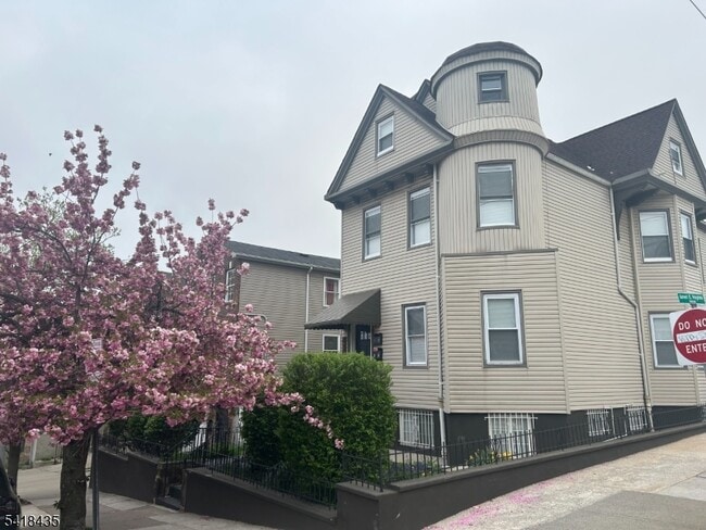 Building Photo - 437 Bramhall Ave