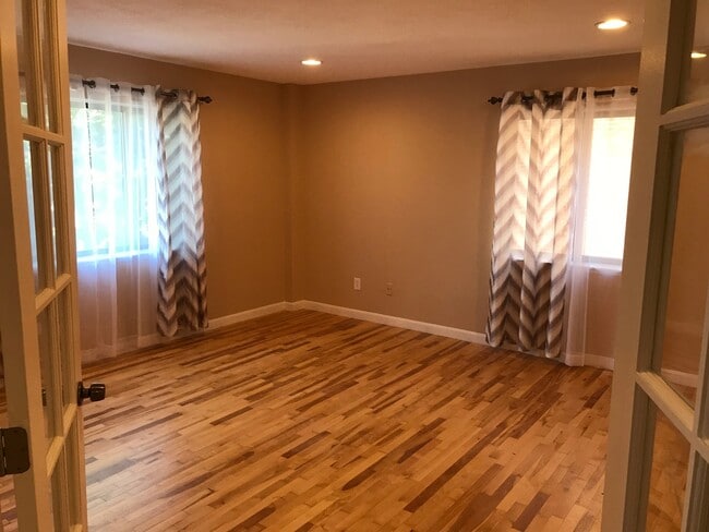 Building Photo - 274 Chestnut Ave Unit N