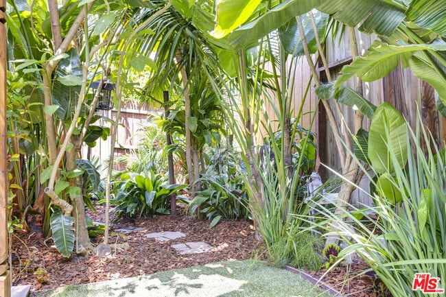 Photo - 1138 1\2 N Poinsettia Pl