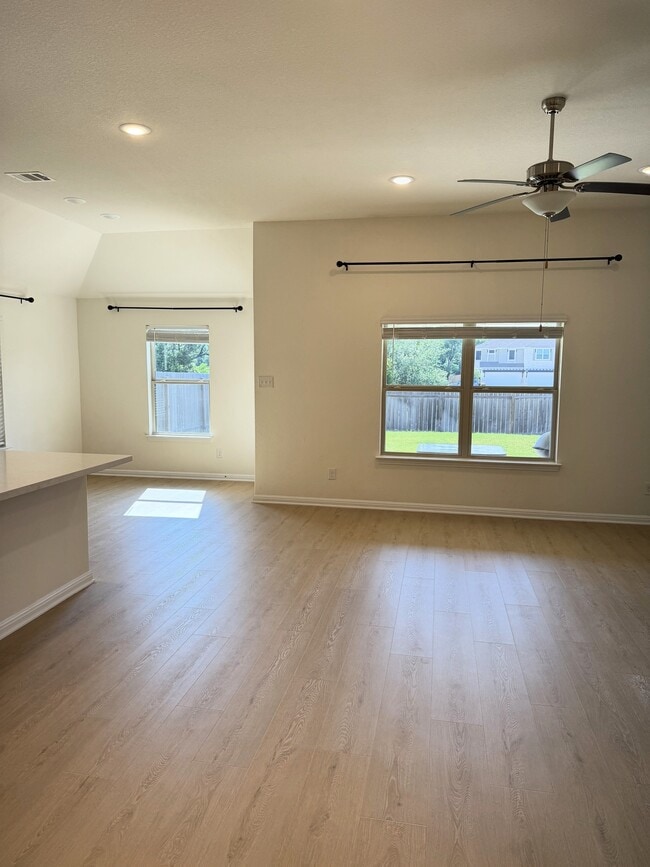 Photo - 1541 Harrongton Way