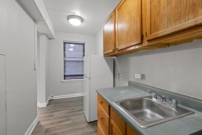 Photo - 630 W Sheridan Rd