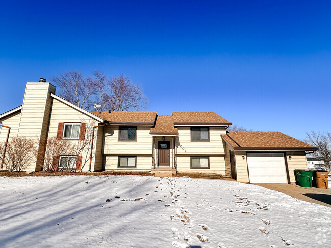 Building Photo - 1009 Lyndale Dr Rental