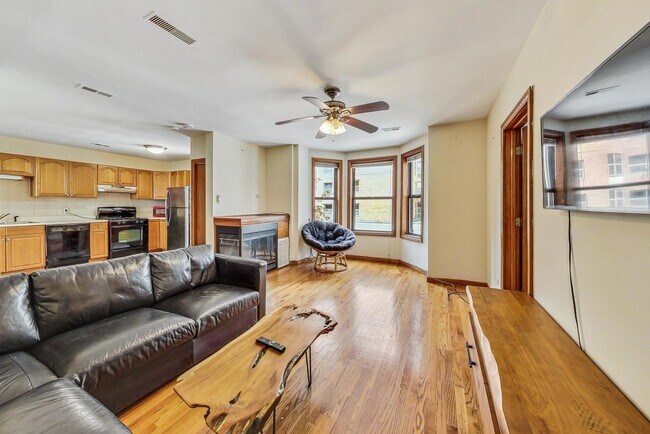 Photo - 838 N State St Unidad 2