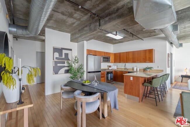 Building Photo - 645 W 9th St Unit 618 Rental