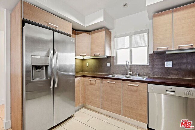 Photo - 1446 Armacost Ave Unit ph5