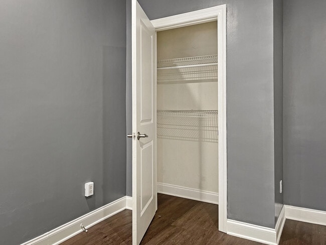 Armario del dormitorio - 2242 Linden Ave Unidad B2