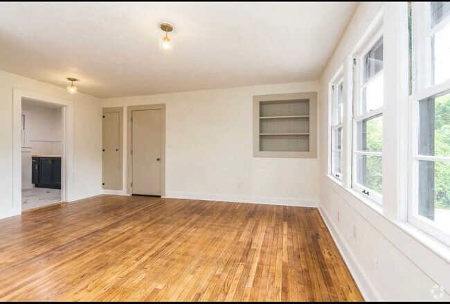 Building Photo - Recently Renovated 2 Bedroom Apartment in ...