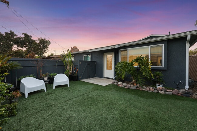 Patio delantero - 1370 Nashville St Unidad Room B